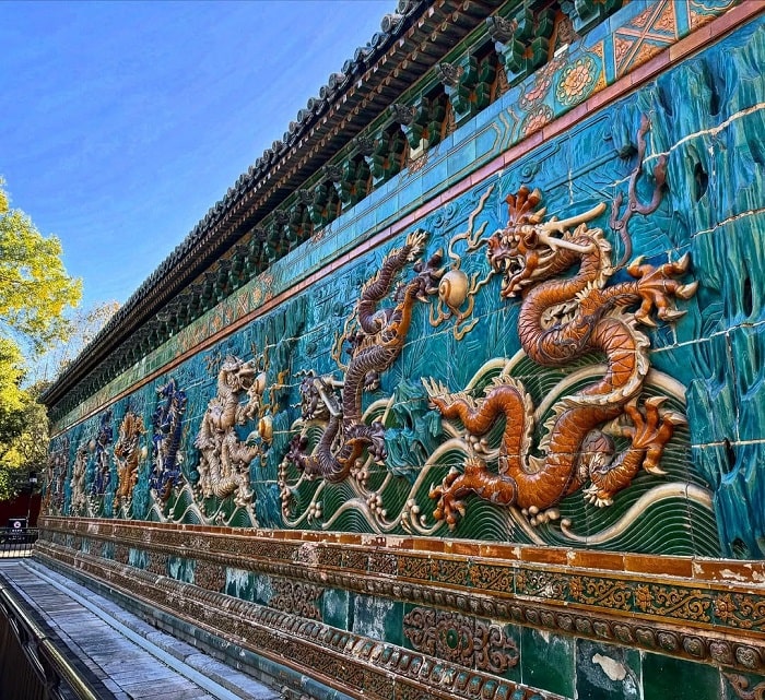 Cửu Long B&igrave;nh Phong l&agrave; địa điểm tham quan kh&ocirc;ng thể bỏ lỡ ở&nbsp;c&ocirc;ng vi&ecirc;n Bắc Hải