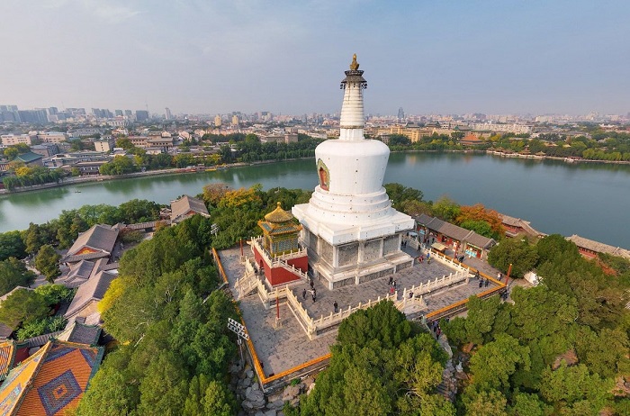 Bạch Th&aacute;p l&agrave; địa điểm tham quan kh&ocirc;ng thể bỏ lỡ ở&nbsp;c&ocirc;ng vi&ecirc;n Bắc Hải