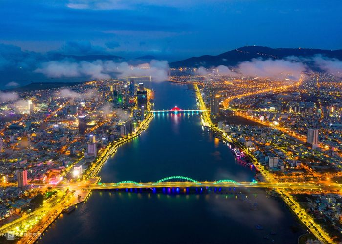 Th&aacute;ng 4 đến giữa th&aacute;ng 9 l&agrave; m&ugrave;a đẹp nhất để kh&aacute;m ph&aacute; Đ&agrave; Nẵng