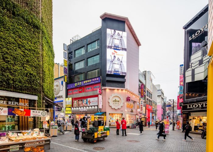 Myeongdong l&agrave; khu phố mua sắm s&ocirc;i động bậc nhất Seoul