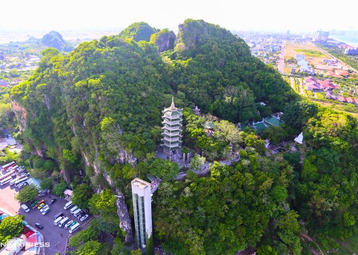 Ngũ H&agrave;nh Sơn l&agrave; quần thể năm ngọn n&uacute;i đ&aacute; v&ocirc;i nằm tr&ecirc;n trục đường Đ&agrave; Nẵng - Hội An