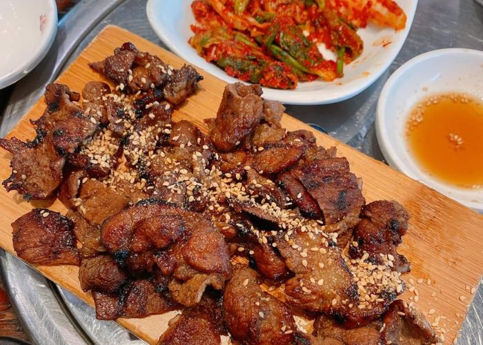 Thịt nướng kiểu H&agrave;n l&agrave; một trong những m&oacute;n ăn nhất định phải thử khi du lịch Seoul