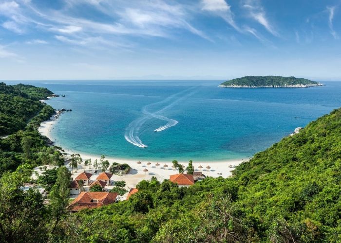 Kh&ocirc;ng gian biển xanh m&aacute;t v&agrave; b&atilde;i c&aacute;t trắng mịn tại C&ugrave; Lao Ch&agrave;m