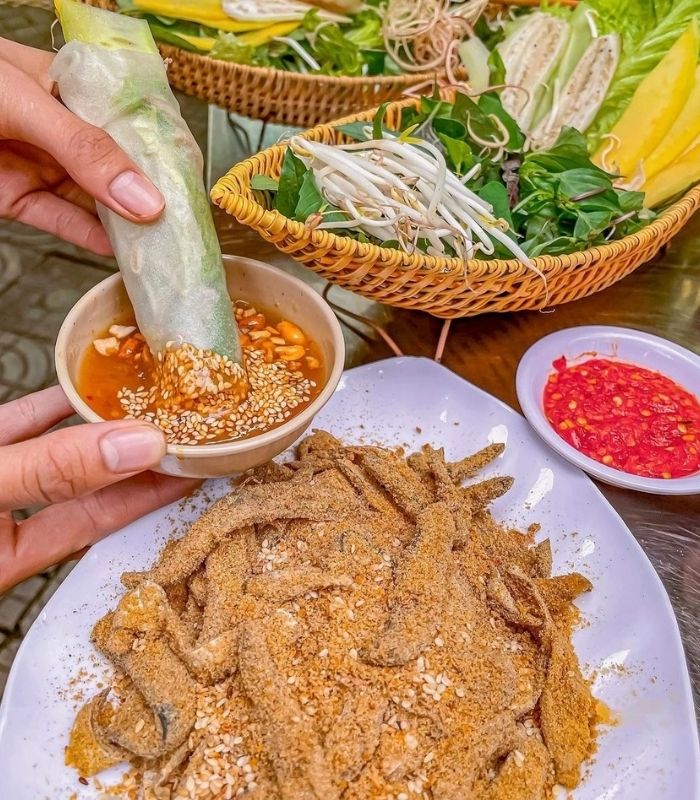 Gỏi c&aacute;c Nam &Ocirc; l&agrave; một trong những đặc sản được y&ecirc;u th&iacute;ch khi du lịch Đ&agrave; Nẵng