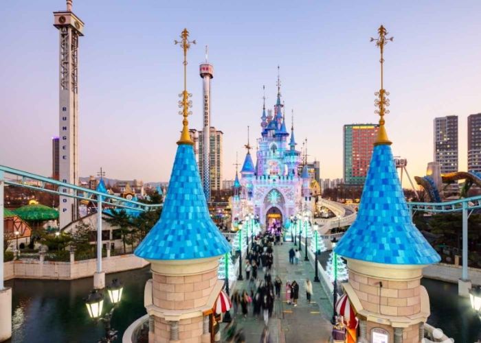Lotte World l&agrave; c&ocirc;ng vi&ecirc;n giải tr&iacute; h&agrave;ng đầu tại Seoul H&agrave;n Quốc