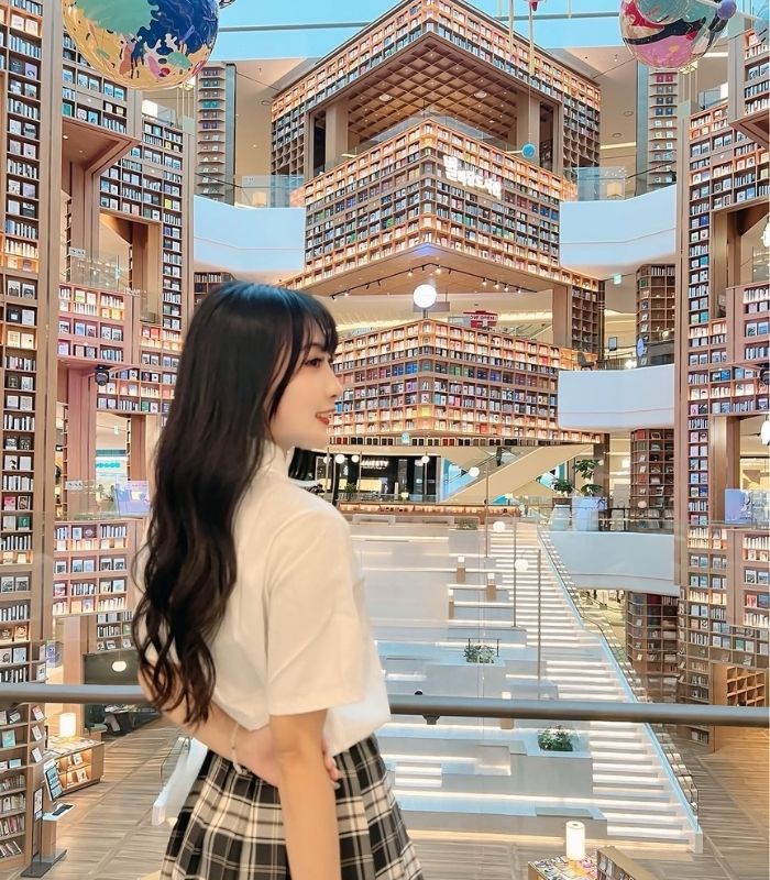 Thư viện Starfield l&agrave; địa điểm check-in rất được giới trẻ y&ecirc;u th&iacute;ch