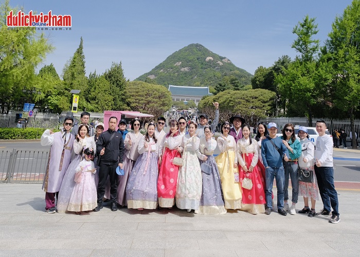 Du kh&aacute;ch trải nghiệm mặc hanbok tại H&agrave;n Quốc