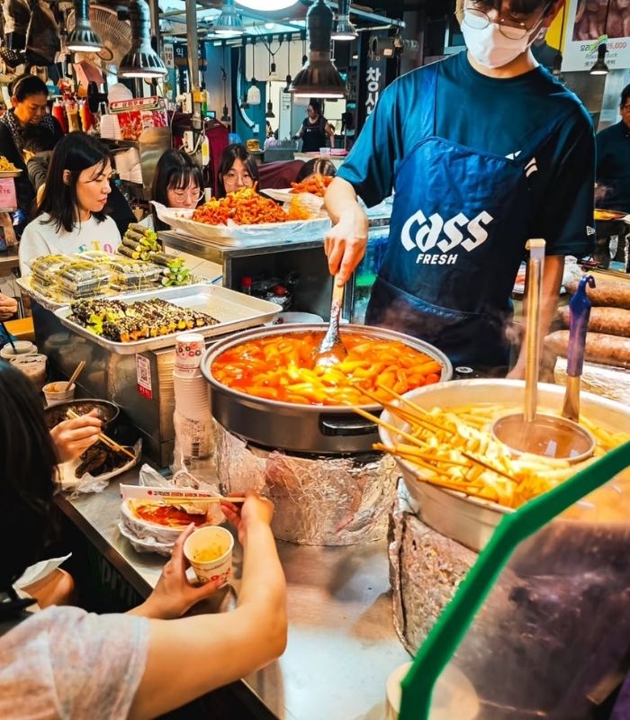 Thưởng thức ẩm thực đ&ecirc;m tại chợ Gwangjang